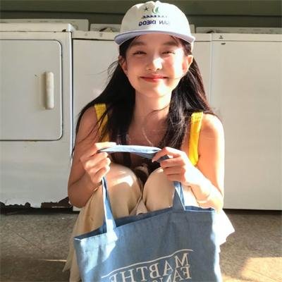 落在她身边